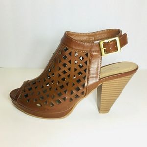 Open Toed Bootie; CL by Laundry